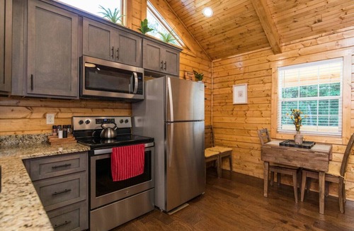 Rogers Cabin | Creeksong - Firepit, WiFi, Creek View, Private Hiking, 4 mins to Natural Bridge