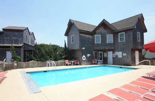 Ocracoke Villa | CV8A: Crow's Nest A -2nd floor 1BR villa, spacious living area.