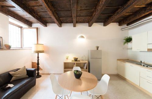 Verona City Centre Apartment | Dante's home