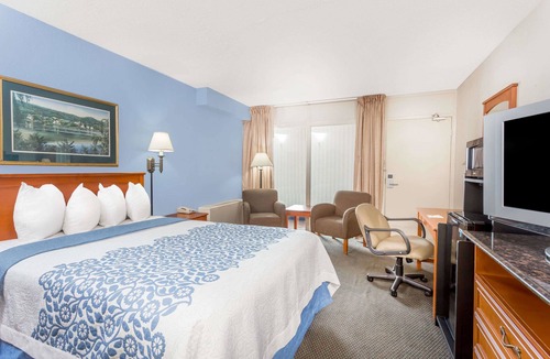 Cedar Falls Hotel | Days Inn by Wyndham Cedar Falls- University Plaza