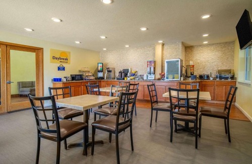 Evansdale Hotel | Days Inn by Wyndham Evansdale Waterloo
