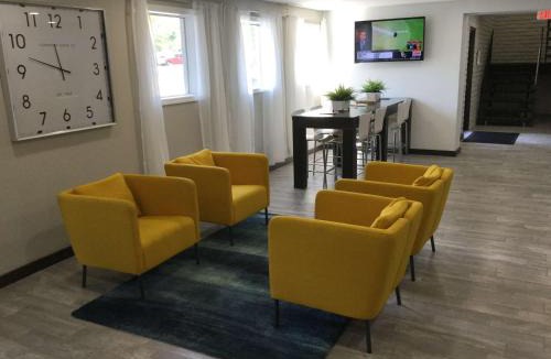 Springdale Hotel | Days Inn & Suites by Wyndham Cincinnati North