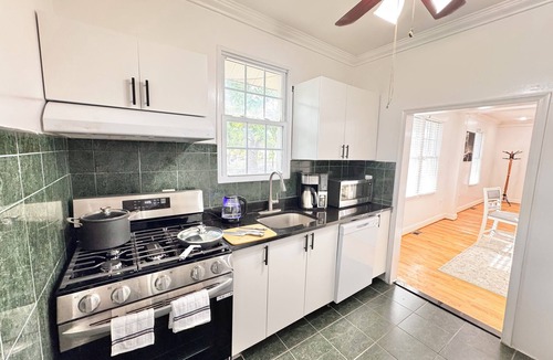 Douglas Park House | DC Getaway: Cozy 4BR Oasis by Metro & Airports