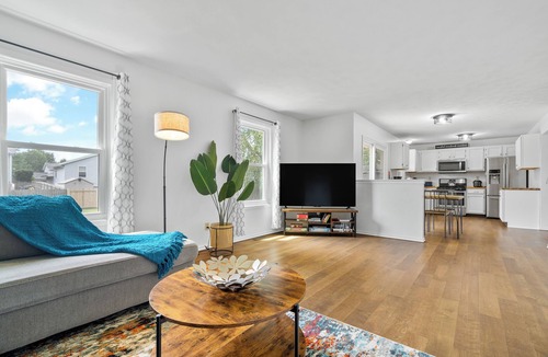 Rockford House | Deck+Fenced back yard+ King Bed+Bedroom TV+Pets welcome!