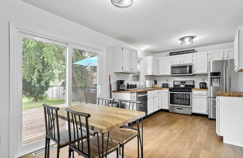 Rockford House | Deck+Fenced back yard+ King Bed+Bedroom TV+Pets welcome!