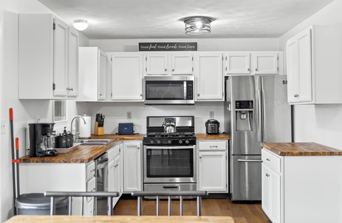 Rockford House | Deck+Fenced back yard+ King Bed+Bedroom TV+Pets welcome!