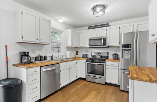 Rockford House | Deck+Fenced back yard+ King Bed+Bedroom TV+Pets welcome!
