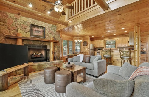 Walnut Mountain Cabin | Deer Ridge - pool table, pet-friendly mountain view, easy drive, cabin rental in Ellijay