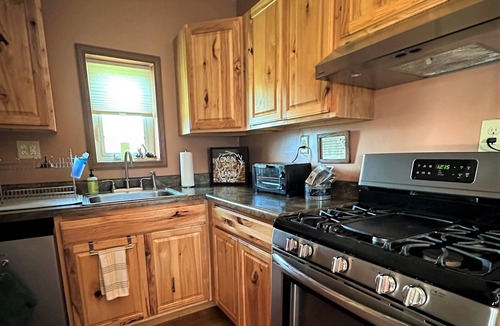Listie Cabin | Delightful One Bedroom Cabin on Scenic Historic Farm