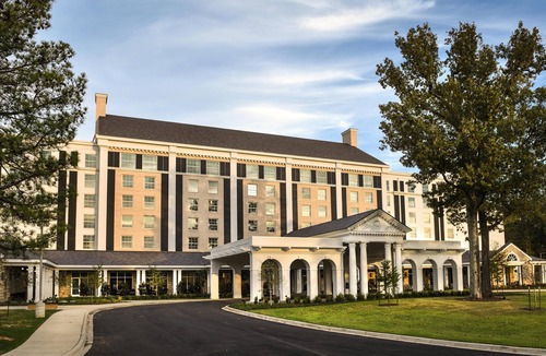 Whitehaven Hotel | Deluxe Double Queen Room steps from Graceland -Pool -Gym -Airport Shuttle