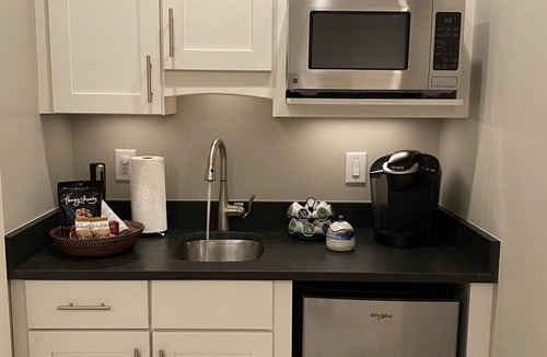 Highlands Cottage | Deluxe King Studio · In Town Highlands · Mountain View· Fireplace · Fiber WiFi