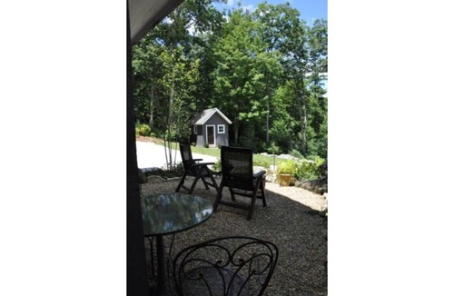 Highlands Cottage | Deluxe King Studio · In Town Highlands · Mountain View· Fireplace · Fiber WiFi