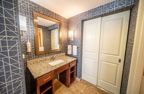 Kutzky Park Hotel | Deluxe King Studio Suite w/Kitchen, Pool & Free Breakfast | 2 mi to Mayo Clinic