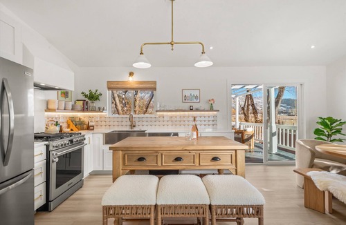 El Jebel House | Designer Mountain Home Outside Aspen! Sleeps 12! Walk to RFTA