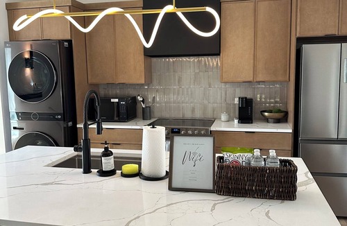 Bridgeport Hotel | Designer Retreat 2BR w Cowboy Pool, Fire Pit & Fast Access