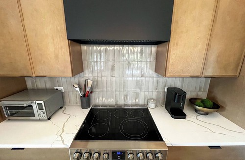 Bridgeport Hotel | Designer Retreat 2BR w Cowboy Pool, Fire Pit & Fast Access