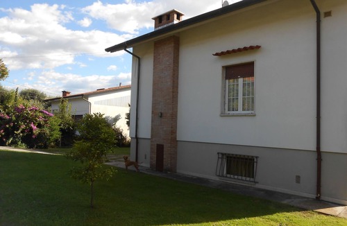 Capanne-Prato-Cinquale Apartment | Detached apartment in small villa with garden in Versilia