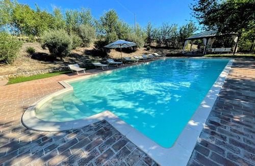 Loreto Villa | Detached villa - sleeps 10 - pool - pergola - playground for children - wifi