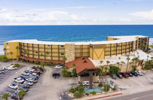 Daytona Beach Shores Apartment | Direct Ocean Front 1st Floor Studio Unit! Hawaiian Inn
