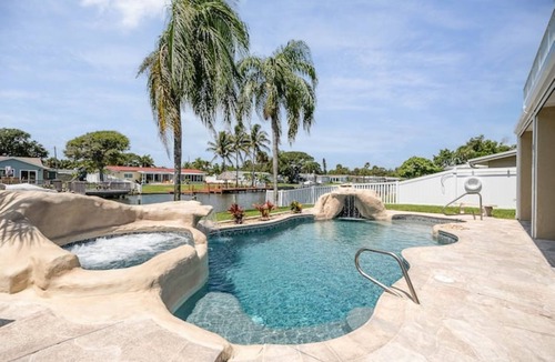 Forest Isles House | Dock, Kayaks, Pool, JACUZZI, ping pong, billiards, all beach gear, and more!