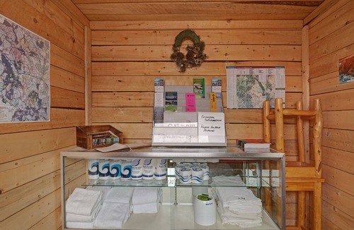 South Fork Cabin | Dog-friendly lodge cabin near dining & shopping w/shared grill & mountain views