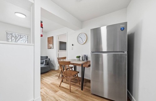 South Hills Apartment | Dormont Pittsburgh 2 Modern and Bright 1Bedroom Apartment With Free Parking