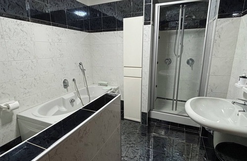 Potenza House | Double or Twin - Shared Bathroom and Private Parking in Loco