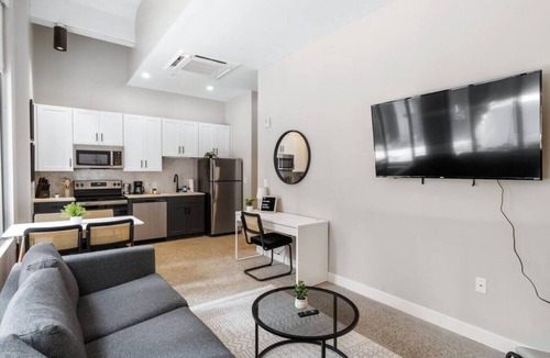 Downtown Cincinnati Apartment | Downtown 2BR with Gym, Wi-Fi & Coworking Space