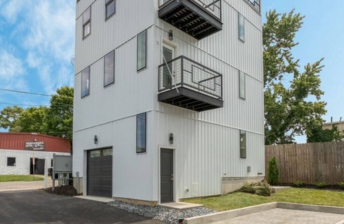 Nashville House | Downtown Views - Rooftop Patio/Hot Tub and EV Charging Station 4 BED/3 BATH