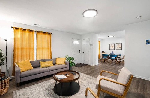 Downtown Apartment | DT/2 Spacious 3BR Suites/FreeParking/SelfCheckin