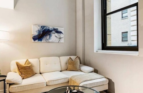 Downtown Cincinnati Apartment | DT Gym Pool Rooftop 5 min walk to Stadiums