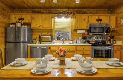 Blue Ridge Cabin | 🌲Easy Paved Access🔥Fireplace❤️Great Privacy🏞️Across River🎇NearDowntown🙂