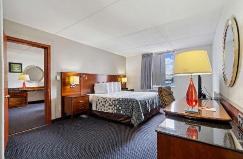 Waterloo Hotel | Econo Lodge Inn & Suites Waterloo Downtown