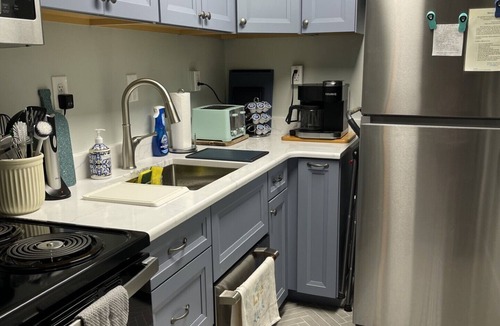Rehoboth Beach Condo | Efficiency with charming coastal cottage deco