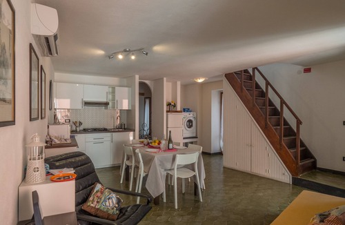 Vernazza Apartment | El Nin Apartment with Terrace & AC