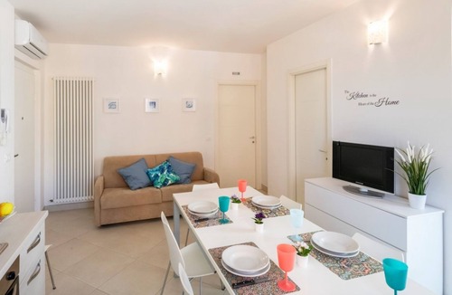 San Benedetto del Tronto House | Elegant three-room apartment first row to the sea