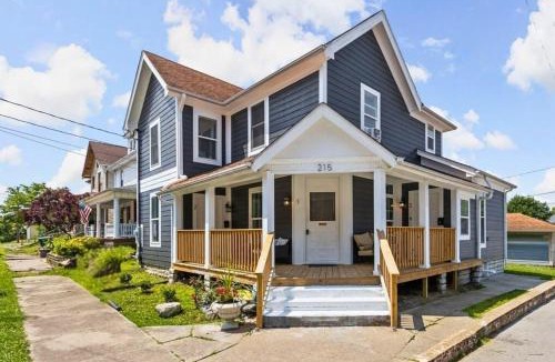 New Castle House | Elegant 1BR Workspace Near Parks and Summit Lake