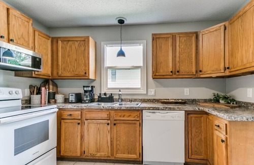 Des Moines Apartment | Elegant 4BR Split Foyer - Luxe Living