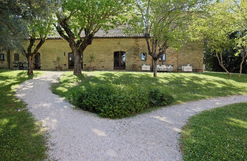 Loro Piceno House | Elegant country house with private pool for families and large groups of friends