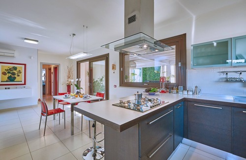 Marina di Ragusa Villa | Elegant family villa,big heated pool,400 mt. to the sea, garden, bbq,free wi-fi.