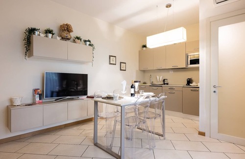 Isolotto Apartment | Elegant Location + PARKING!