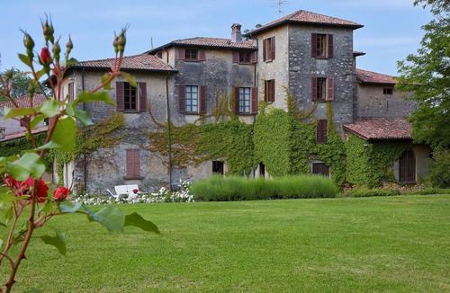 Erbusco Villa | Elegant Villa Pool Wine Art Nearby