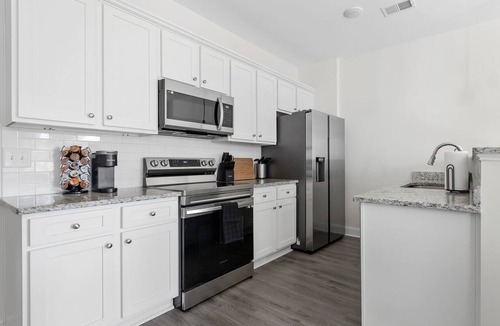 Huntcliff House | Elgin Enclave- Sleeps 6 - 12 min from Fort Jackson - EV Charger & Pet Friendly!