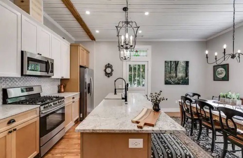 Carrollton House | Ella 1862- Charming 1862 home in historic downtown. Close to Adamson Square.