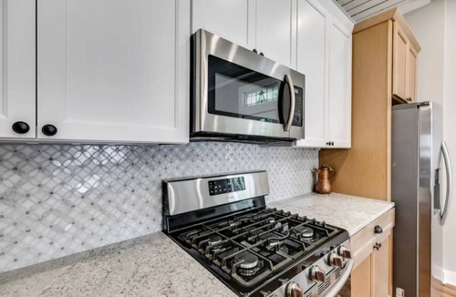 Carrollton House | Ella 1862- Charming 1862 home in historic downtown. Close to Adamson Square.