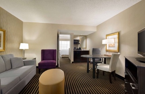 Piscataway Hotel | Embassy Suites by Hilton Piscataway Somerset
