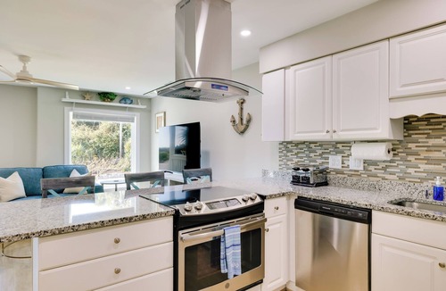 Emerald Isle Apartment | Emerald Isle Condo w/Indoor Pool & Beach Access!