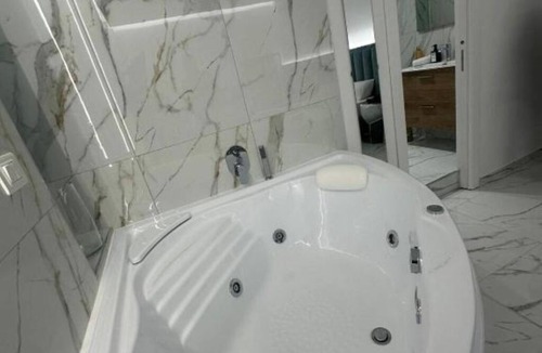 Naples House | Emerald Rooms: Triple Room with Bathtub