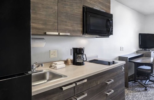 East Moline Hotel | Enjoy a Relaxing Stay Close to Scenic Trails w/Modern Amenities