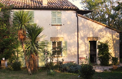Fratte Rosa House | Enjoy the enchanting atmosphere of this family-friendly establishment!